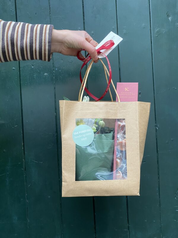 Hvid julerose og Glade Jul karameller fra Karamelkompagniet